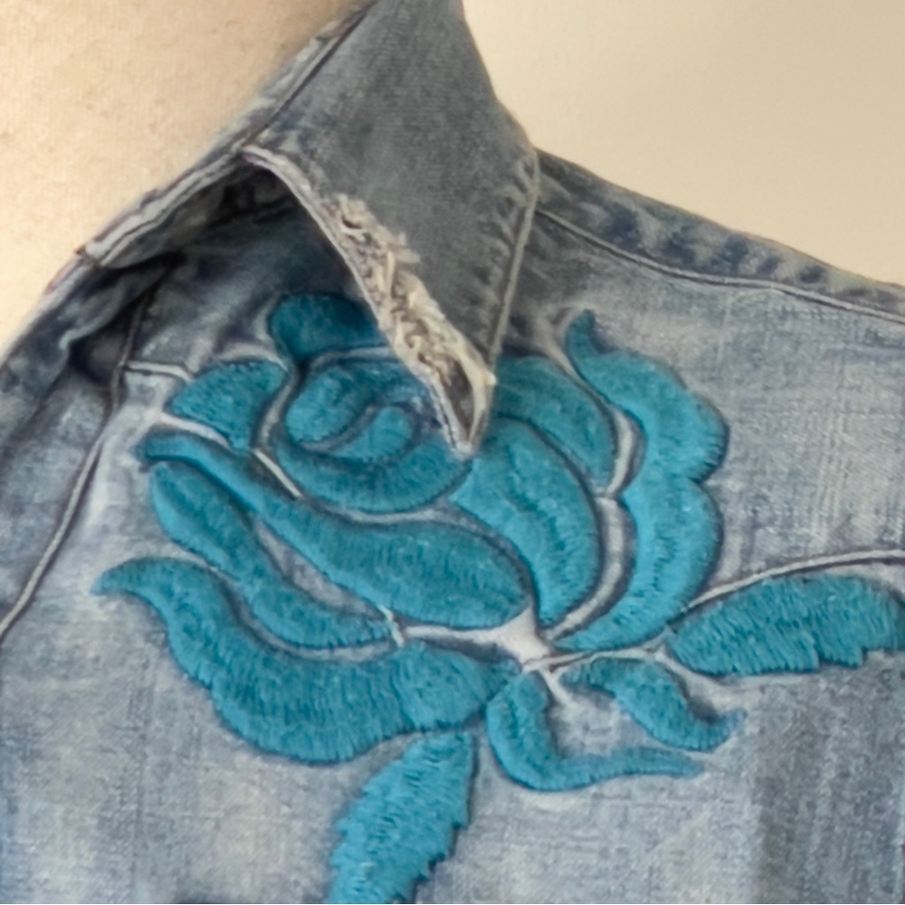 Vintage Western Denim Blue Floral Embroidered Denim Shirt - Cowgirl Chic! 🌸🤠- Picture 6 of 16